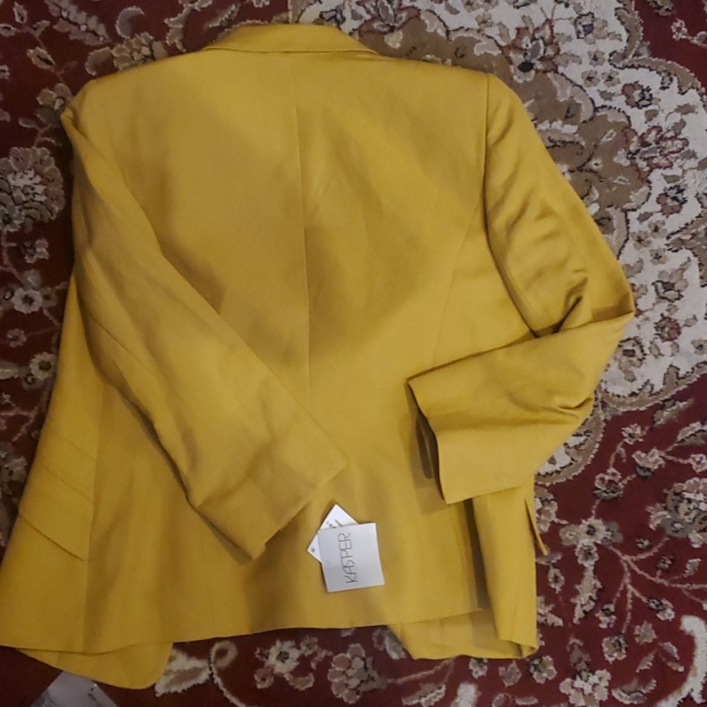 Suit - Picture 3 of 4